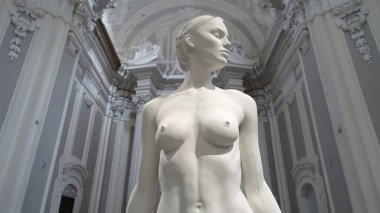 Napoli, İtalya, 29 Aralık 2024. Jago Sanat Müzesi. Kilisenin merkez nehrindeki genç bir kadının tebeşir heykeli..