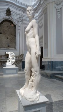 Napoli, İtalya, 29 Aralık 2024. Jago Sanat Müzesi. Kilisenin merkez nehrindeki genç bir kadının tebeşir heykeli..