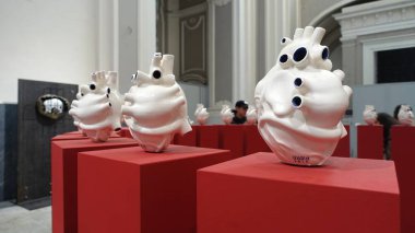 Napoli, İtalya, 29 Aralık 2024. Sanat sergisi. Jago 'nun sanatı. Kilise müzesinde kalpler kırmızı sütunlarda..