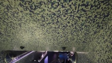 Napoli, İtalya, 29 Aralık 2024. Şehrin metro istasyonlarından birinin içine bir göz atmak..