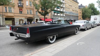 Stockholm, İsveç. 3 Ağustos 2024. Şehir merkezinde klasik ve özel araba geçidi.