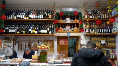 Napoli, İtalya, 30 Aralık 2024. Merkezde şarap şişeleriyle dolu bir marketin içi..