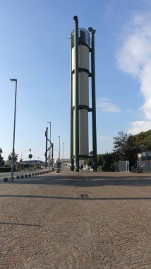 Napoli, İtalya, 31 Aralık 2024. Güneşli bir günde şehir merkezinin hemen dışındaki meydanlardan birine bir göz atmak..