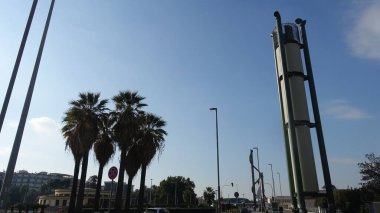 Napoli, İtalya, 31 Aralık 2024. Güneşli bir günde şehir merkezinin hemen dışındaki meydanlardan birine bir göz atmak..