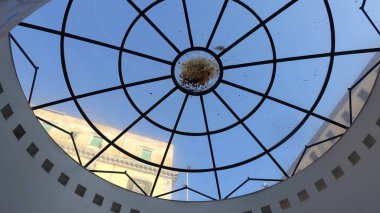 Napoli, İtalya, 2 Ocak 2025. Güneşli bir günde metro istasyonlarından birinin cam yapısı tavanı..