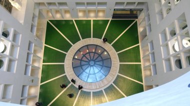 Napoli, İtalya, 2 Ocak 2025. Yeni metro istasyonlarından birinin giriş salonunun içine bir göz atalım..