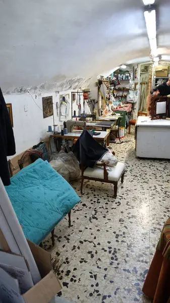 Napoli, İtalya, 2 Ocak 2025. Şehrin tarihi merkezindeki bir sanatsal döşeme atölyesinin içinin görüntüsü..