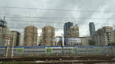 Gri, bulutlu bir günde Napoli 'nin modern gökdelenlerine bir göz atalım..