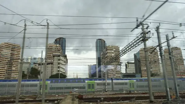 Gri, bulutlu bir günde Napoli 'nin modern gökdelenlerine bir göz atalım..