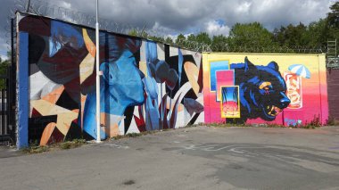 Stockholm, İsveç, 3 Haziran 2025. Bahar canavarı. Şehrin kenar mahallelerinde grafiti sergisi. Kadın ve ayı.