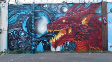 Stockholm, İsveç, 3 Haziran 2025. Bahar canavarı. Şehrin kenar mahallelerinde grafiti sergisi. Ejderha.