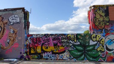 Stockholm, İsveç, 3 Haziran 2025. Bahar canavarı. Şehrin kenar mahallelerinde grafiti sergisi. Duvarda..