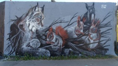 Stockholm, İsveç, 3 Haziran 2025. Bahar canavarı. Şehrin kenar mahallelerinde grafiti sergisi. Vaşak ve sincaplar.