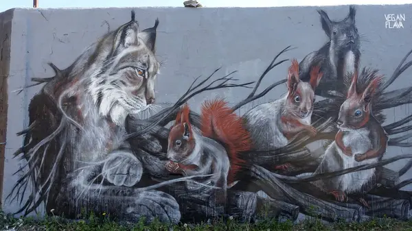 Stockholm, İsveç, 3 Haziran 2025. Bahar canavarı. Şehrin kenar mahallelerinde grafiti sergisi. Vaşak ve sincaplar.