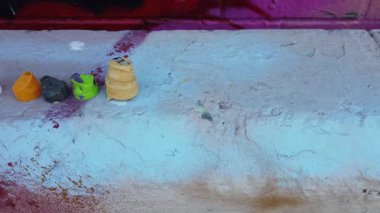 Grafiti yapımında kullanılan sprey boya başlıkları koleksiyonu.