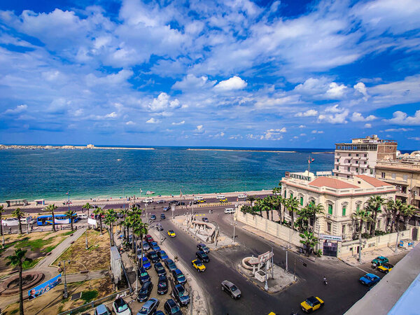 Море с небом, облаками и скалами в Александрии Египет