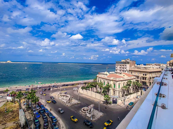 埃及亚历山大港的海滨带着天空 云彩和岩石 图库照片