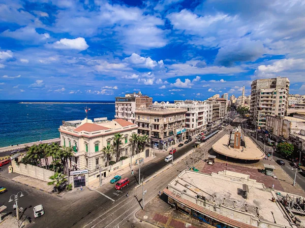 埃及亚历山大港的海滨带着天空 云彩和岩石 免版税图库图片