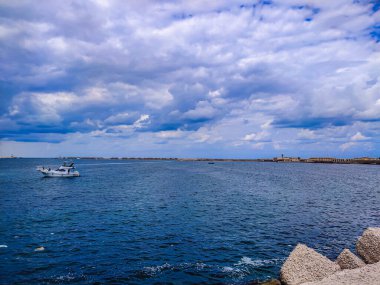 Gökyüzü kıyısı, İskenderiye 'de bulut ve kayalar