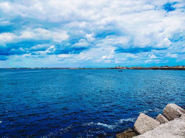 Gökyüzü kıyısı, İskenderiye 'de bulut ve kayalar