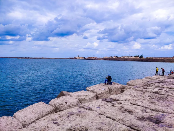 Wybrzeże Niebem Chmurami Kamieniami Aleksandrii Egipt — Zdjęcie stockowe