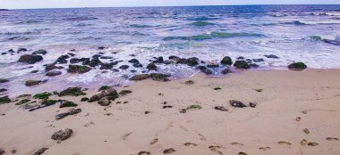 Gökyüzü kıyısı, İskenderiye 'de bulut ve kayalar