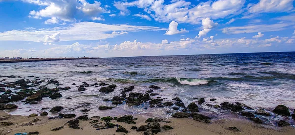 埃及亚历山大港的海滨带着天空 云彩和岩石 — 图库照片