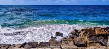Gökyüzü kıyısı, İskenderiye 'de bulut ve kayalar