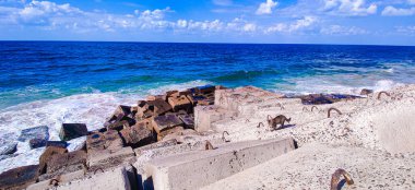 Gökyüzü kıyısı, İskenderiye 'de bulut ve kayalar