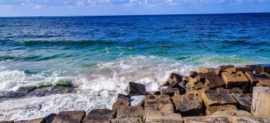 Gökyüzü kıyısı, İskenderiye 'de bulut ve kayalar