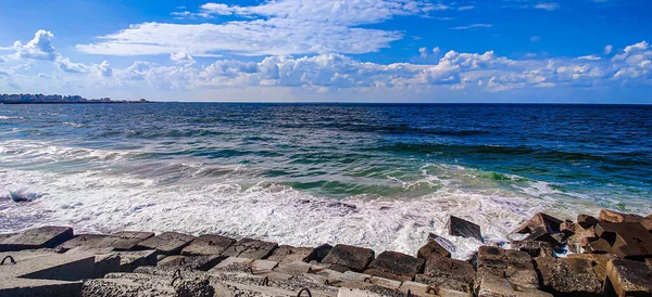 埃及亚历山大港的海滨带着天空 云彩和岩石 — 图库照片