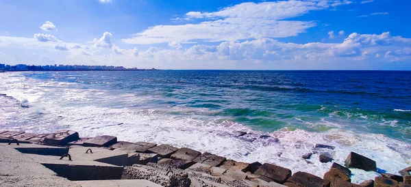 Pantai Dengan Langit Awan Batu Alexandria Mesir — Stok Foto
