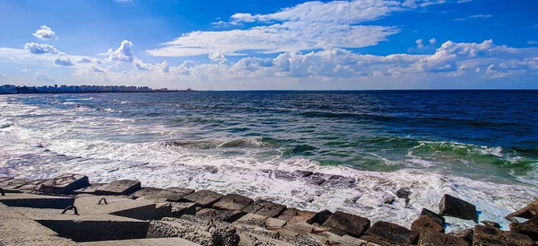 Pantai Dengan Langit Awan Batu Alexandria Mesir — Stok Foto