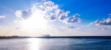 Gökyüzü kıyısı, İskenderiye 'de bulut ve kayalar