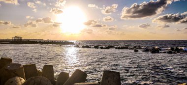 Gökyüzü kıyısı, İskenderiye 'de bulut ve kayalar