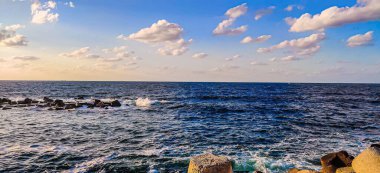 Gökyüzü kıyısı, İskenderiye 'de bulut ve kayalar