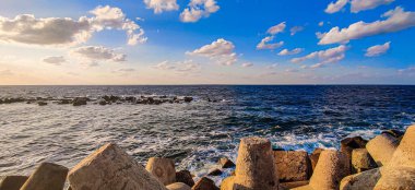 Gökyüzü kıyısı, İskenderiye 'de bulut ve kayalar