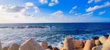 Gökyüzü kıyısı, İskenderiye 'de bulut ve kayalar