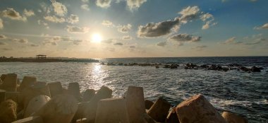 Gökyüzü kıyısı, İskenderiye 'de bulut ve kayalar