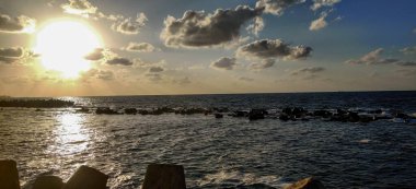 Gökyüzü kıyısı, İskenderiye 'de bulut ve kayalar