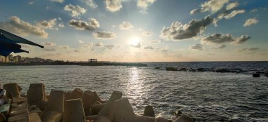 Gökyüzü kıyısı, İskenderiye 'de bulut ve kayalar