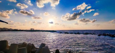 Gökyüzü kıyısı, İskenderiye 'de bulut ve kayalar