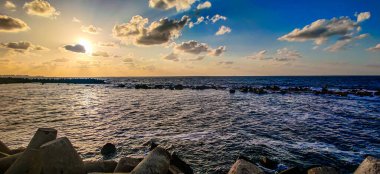 Gökyüzü kıyısı, İskenderiye 'de bulut ve kayalar