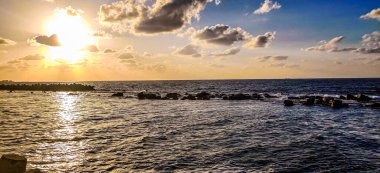 Gökyüzü kıyısı, İskenderiye 'de bulut ve kayalar