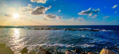 Gökyüzü kıyısı, İskenderiye 'de bulut ve kayalar