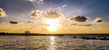 Gökyüzü kıyısı, İskenderiye 'de bulut ve kayalar