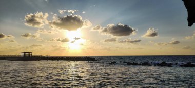 Gökyüzü kıyısı, İskenderiye 'de bulut ve kayalar