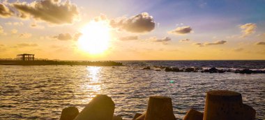 Gökyüzü kıyısı, İskenderiye 'de bulut ve kayalar