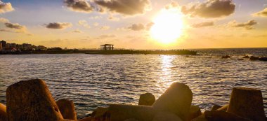 Gökyüzü kıyısı, İskenderiye 'de bulut ve kayalar