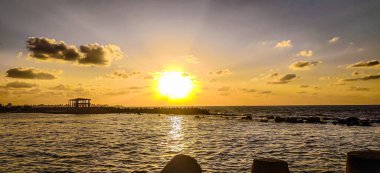 Gökyüzü kıyısı, İskenderiye 'de bulut ve kayalar